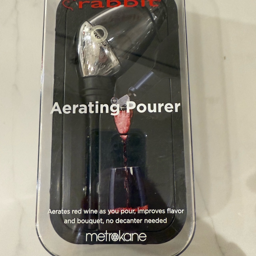 Rabbit aerating wine pourer, new in box